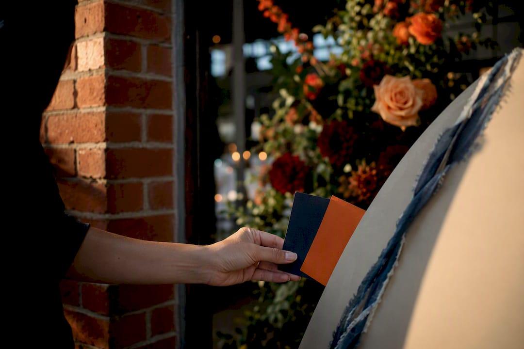 Muestras de colores junto a cartel de boda