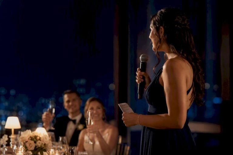 La dama de honor haciendo un brindis en la boda