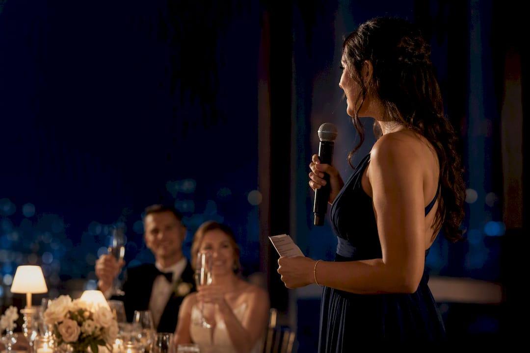 La dama de honor haciendo un brindis en la boda