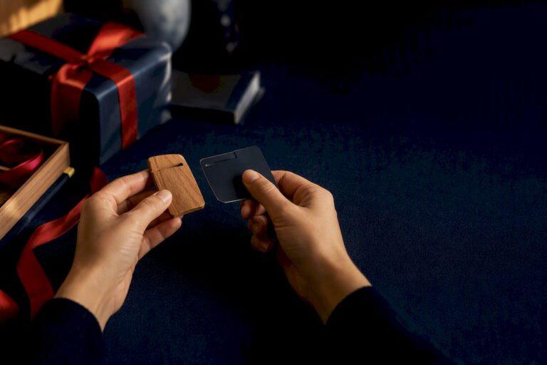 Manos que comparan superficies con grabados personalizados