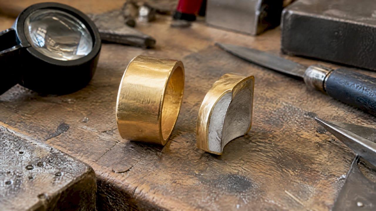 Comparativa visual entre oro macizo y vermeil